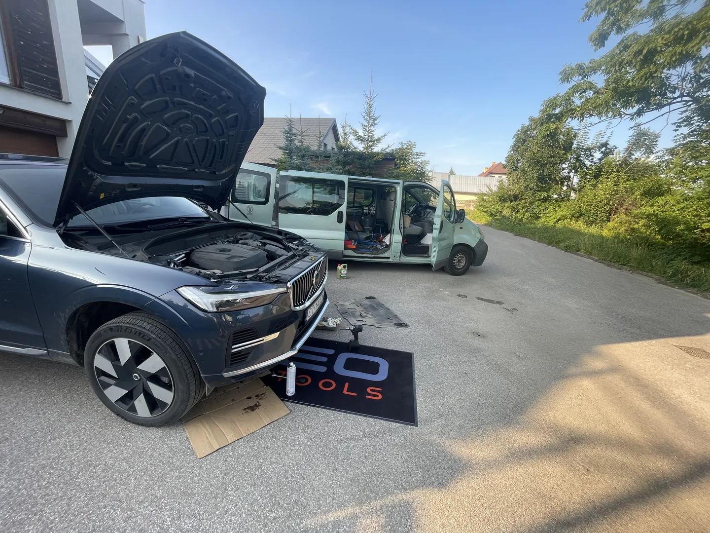 Mobilny mechanik Autokamil naprawia samochód z dojazdem na podjeździe klienta w Białymstoku